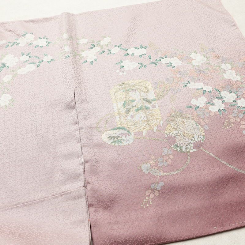 訪問着 良品 しつけ糸付き 綸子 正絹 古典柄 袷仕立て 身丈166cm 裄丈69.5cm 箔 金彩 フォーマル 着物 紫・藤色_画像13