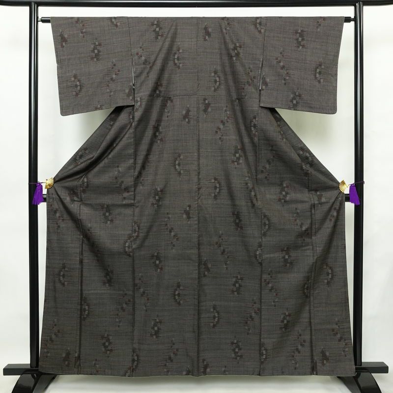 大島紬 古代染色純泥染 良品 証紙あり 正絹 幾何学柄・抽象柄 袷仕立て 身丈162cm 裄丈63cm 一部しつけ糸付き 着物 茶_画像1