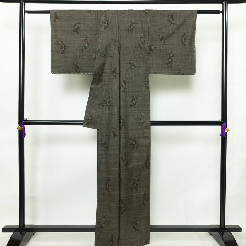 大島紬 古代染色純泥染 良品 証紙あり 正絹 幾何学柄・抽象柄 袷仕立て 身丈162cm 裄丈63cm 一部しつけ糸付き 着物 茶_画像2