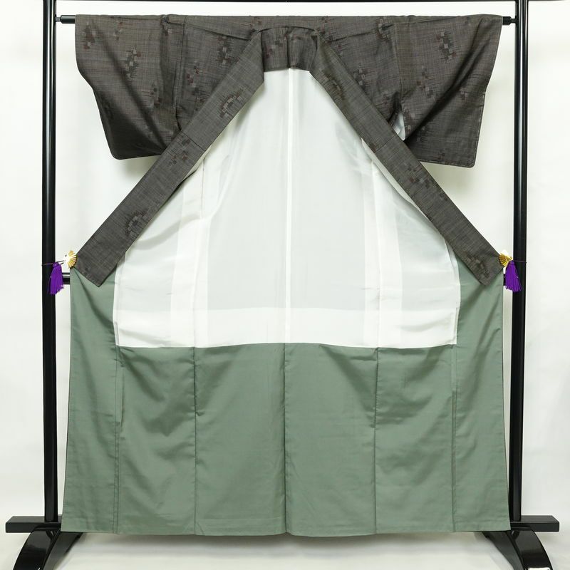 大島紬 古代染色純泥染 良品 証紙あり 正絹 幾何学柄・抽象柄 袷仕立て 身丈162cm 裄丈63cm 一部しつけ糸付き 着物 茶_画像3