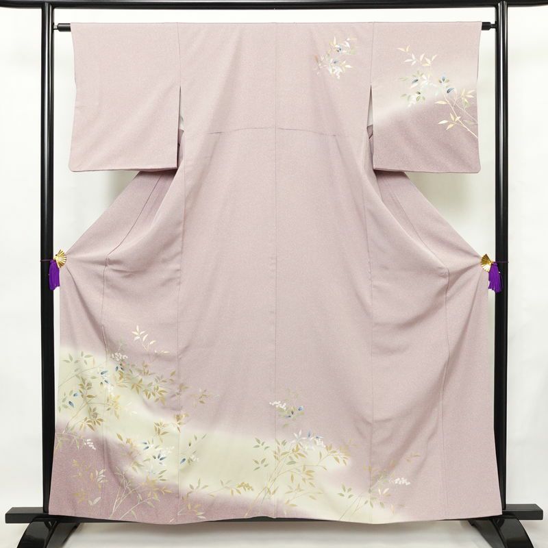 付け下げ 良品 縮緬 正絹 木の葉・植物柄 袷仕立て 身丈160cm 裄丈63.5cm 箔 共八掛 フォーマル 着物 紫・藤色_画像1