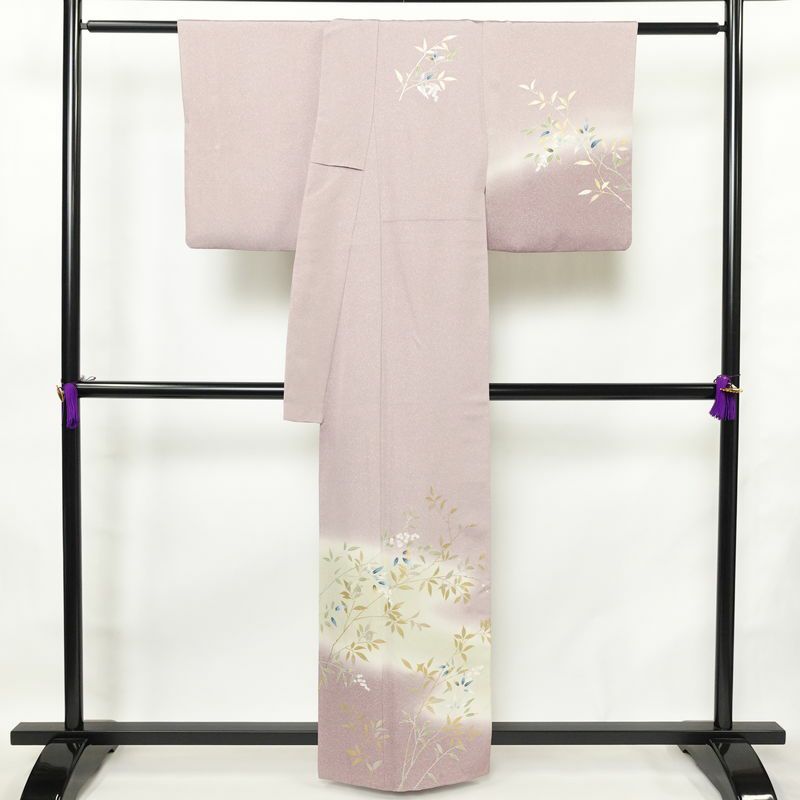 付け下げ 良品 縮緬 正絹 木の葉・植物柄 袷仕立て 身丈160cm 裄丈63.5cm 箔 共八掛 フォーマル 着物 紫・藤色_画像2