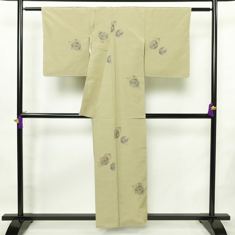 紬 良品 しつけ糸付き 正絹 幾何学柄・抽象柄 袷仕立て 身丈155.5cm 裄丈66cm 着物 緑・うぐいす色_画像2