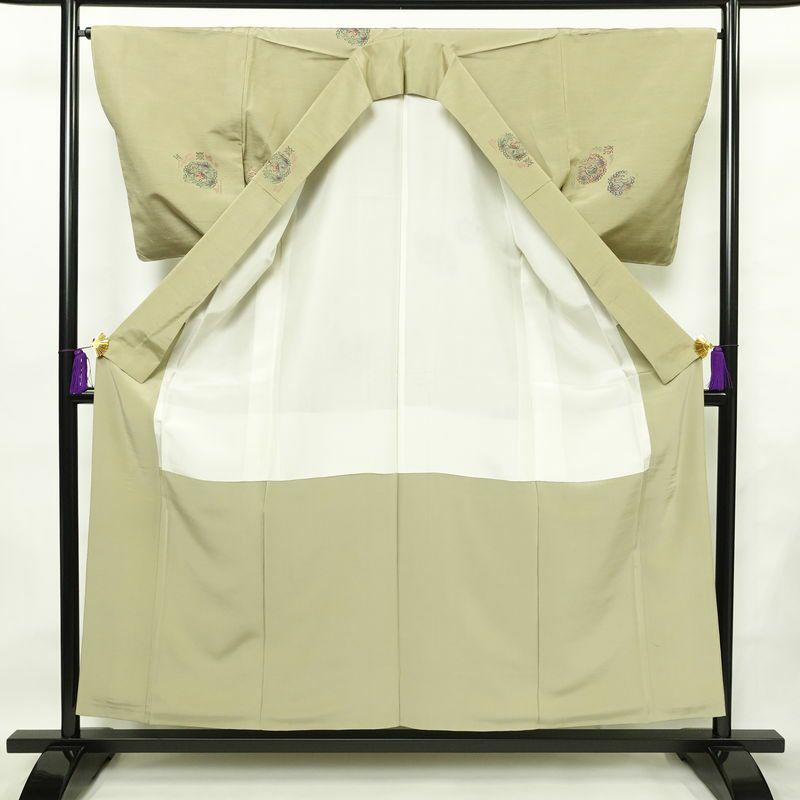 紬 良品 しつけ糸付き 正絹 幾何学柄・抽象柄 袷仕立て 身丈155.5cm 裄丈66cm 着物 緑・うぐいす色_画像3