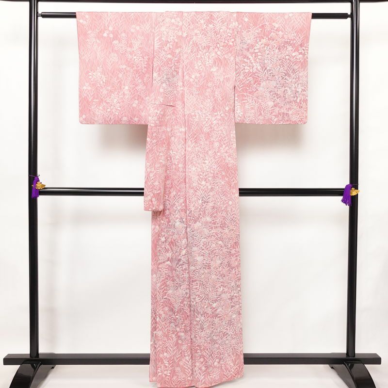 小紋 付下小紋 縮緬 相良刺繍 一つ紋付き 正絹 木の葉・植物柄 袷仕立て 身丈159cm 裄丈64.5cm 刺繍 フォーマル 着物 ピンク_画像2