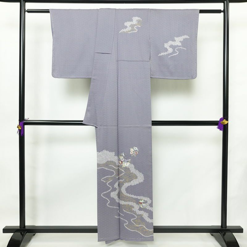 付け下げ 良品 しつけ糸付き 絞り 正絹 花柄 袷仕立て 身丈157.5cm 裄丈65.5cm 箔 金彩 フォーマル 着物 紫・藤色_画像2