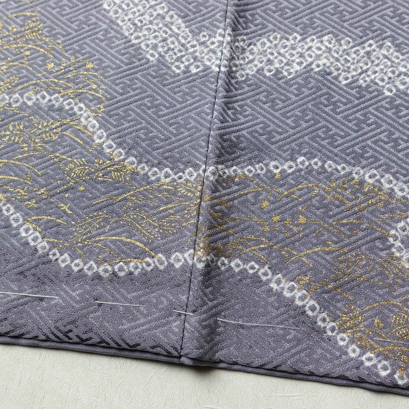 付け下げ 良品 しつけ糸付き 絞り 正絹 花柄 袷仕立て 身丈157.5cm 裄丈65.5cm 箔 金彩 フォーマル 着物 紫・藤色_画像11