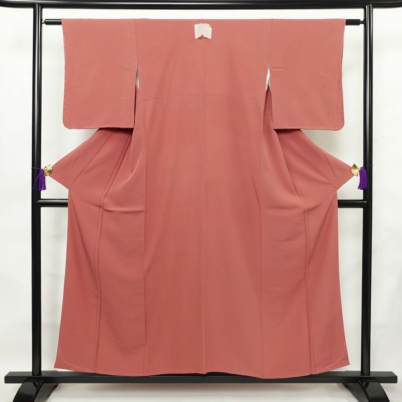 色無地 しつけ糸付き 縮緬 一つ紋付き 正絹 無地 袷仕立て 身丈153cm 裄丈60cm フォーマル 着物 ピンク_画像1