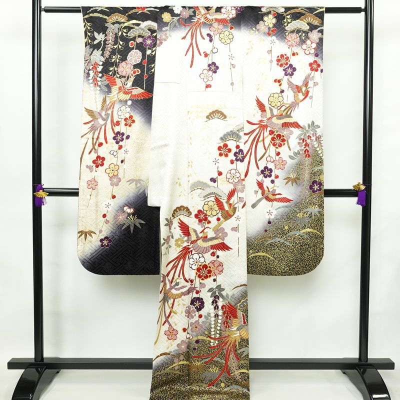 振袖 良品 綸子 正絹 古典柄 袷仕立て 身丈165.5cm 裄丈67cm 箔 金彩 フォーマル 着物 多色使い_画像2