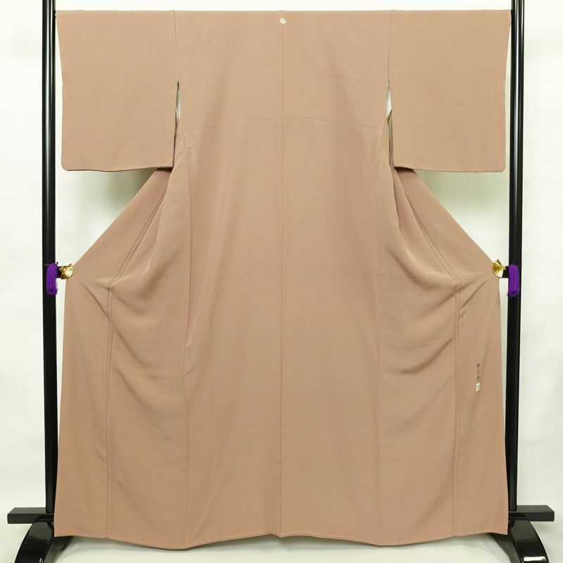 色無地 柿本市郎 落款入り 縮緬 一つ紋付き 正絹 無地 袷仕立て 身丈163cm 裄丈68cm フォーマル 着物 ベージュ_画像1