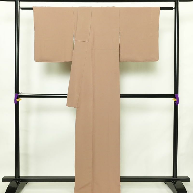 色無地 柿本市郎 落款入り 縮緬 一つ紋付き 正絹 無地 袷仕立て 身丈163cm 裄丈68cm フォーマル 着物 ベージュ_画像2