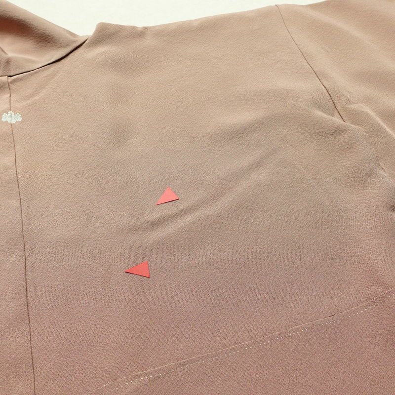 色無地 柿本市郎 落款入り 縮緬 一つ紋付き 正絹 無地 袷仕立て 身丈163cm 裄丈68cm フォーマル 着物 ベージュ_画像10