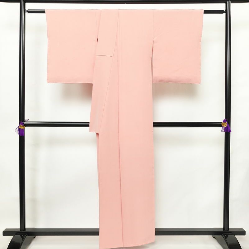 色無地 しつけ糸付き 縮緬 一つ紋付き 正絹 無地 袷仕立て 身丈157cm 裄丈65cm フォーマル 着物 ピンク_画像2