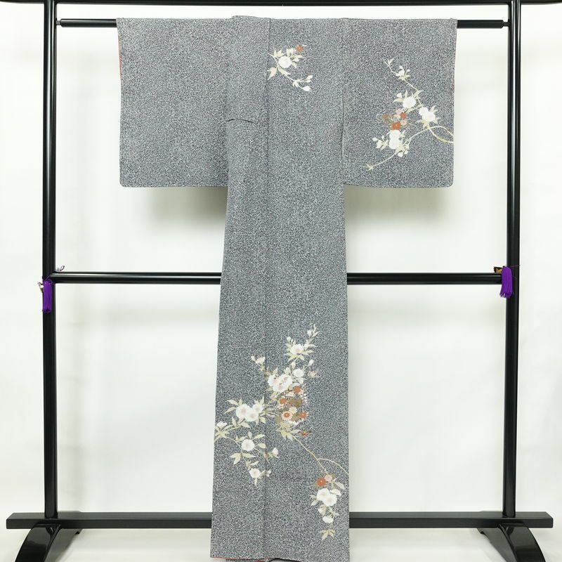 付け下げ 良品 しつけ糸付き 縮緬 正絹 花柄 袷仕立て 身丈162cm 裄丈65cm 箔 刺繍 金彩 フォーマル 着物 黒_画像2