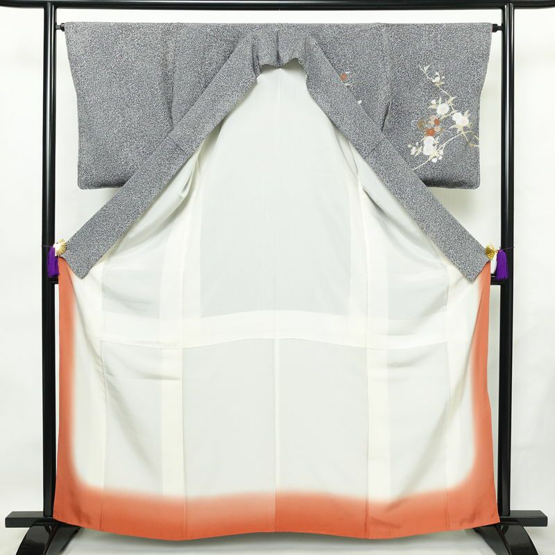 付け下げ 良品 しつけ糸付き 縮緬 正絹 花柄 袷仕立て 身丈162cm 裄丈65cm 箔 刺繍 金彩 フォーマル 着物 黒_画像3