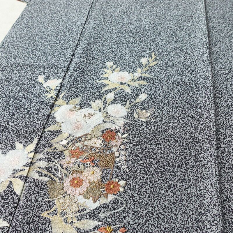 付け下げ 良品 しつけ糸付き 縮緬 正絹 花柄 袷仕立て 身丈162cm 裄丈65cm 箔 刺繍 金彩 フォーマル 着物 黒_画像5