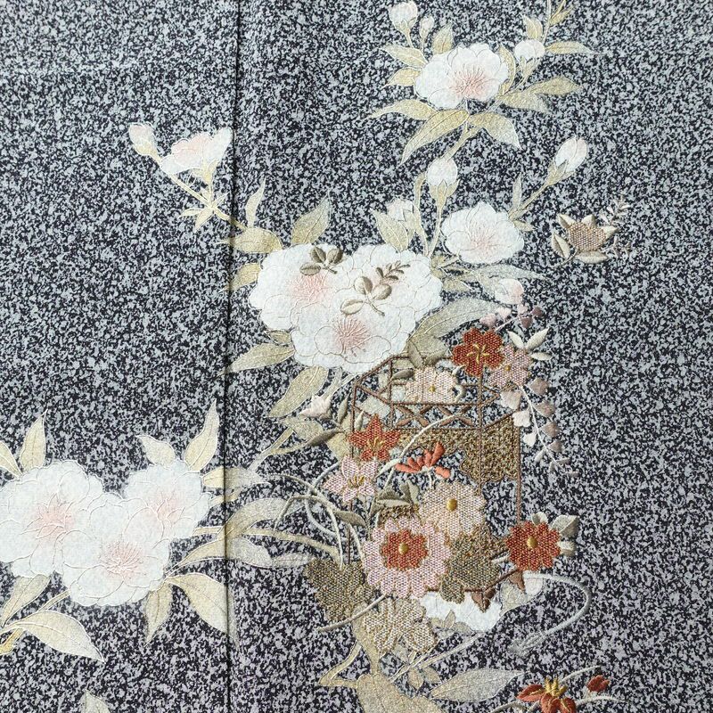 付け下げ 良品 しつけ糸付き 縮緬 正絹 花柄 袷仕立て 身丈162cm 裄丈65cm 箔 刺繍 金彩 フォーマル 着物 黒_画像6