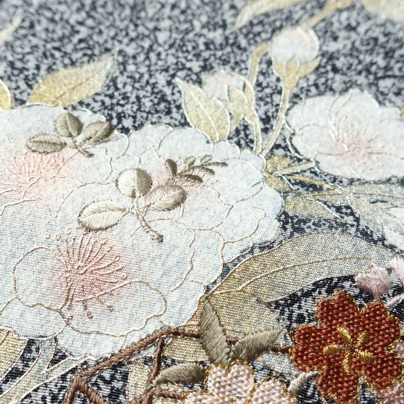 付け下げ 良品 しつけ糸付き 縮緬 正絹 花柄 袷仕立て 身丈162cm 裄丈65cm 箔 刺繍 金彩 フォーマル 着物 黒_画像7