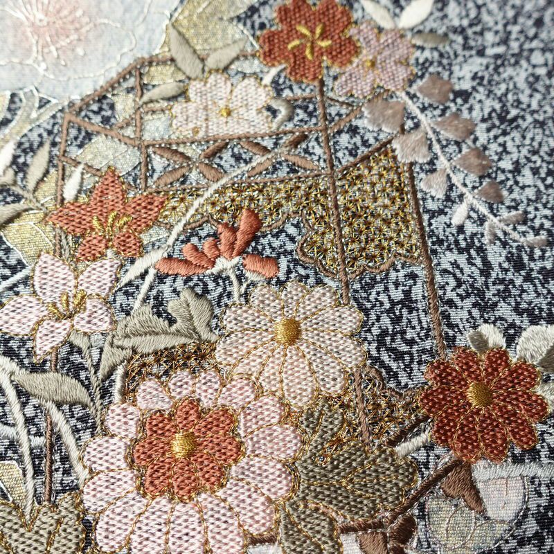 付け下げ 良品 しつけ糸付き 縮緬 正絹 花柄 袷仕立て 身丈162cm 裄丈65cm 箔 刺繍 金彩 フォーマル 着物 黒_画像8