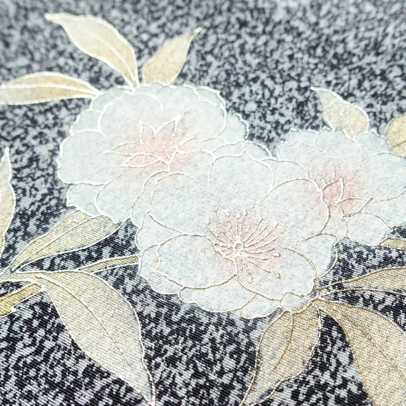 付け下げ 良品 しつけ糸付き 縮緬 正絹 花柄 袷仕立て 身丈162cm 裄丈65cm 箔 刺繍 金彩 フォーマル 着物 黒_画像9