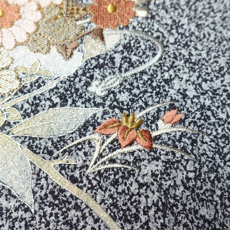 付け下げ 良品 しつけ糸付き 縮緬 正絹 花柄 袷仕立て 身丈162cm 裄丈65cm 箔 刺繍 金彩 フォーマル 着物 黒_画像10