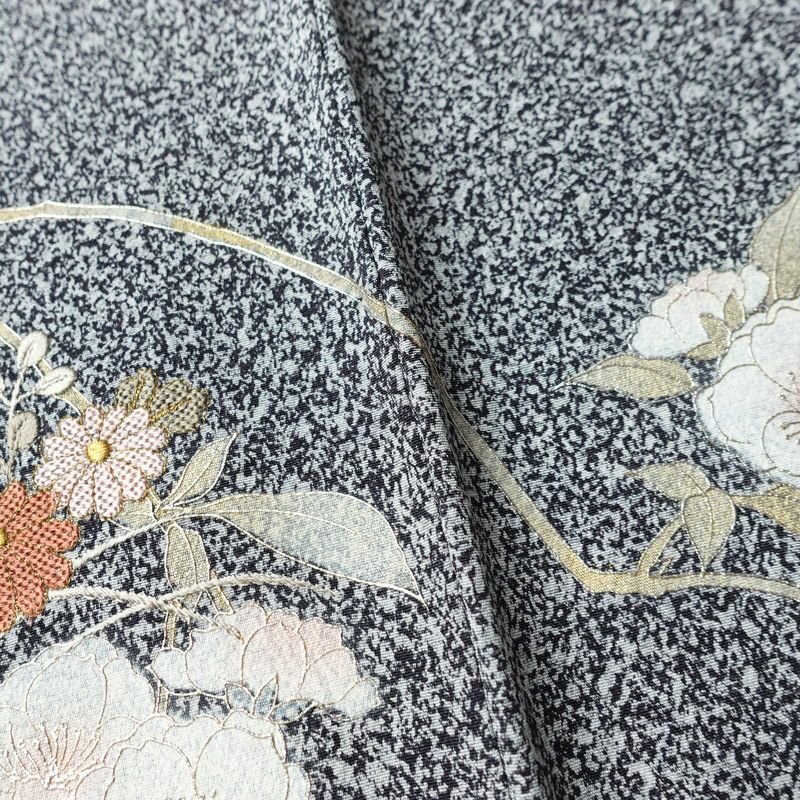 付け下げ 良品 しつけ糸付き 縮緬 正絹 花柄 袷仕立て 身丈162cm 裄丈65cm 箔 刺繍 金彩 フォーマル 着物 黒_画像11
