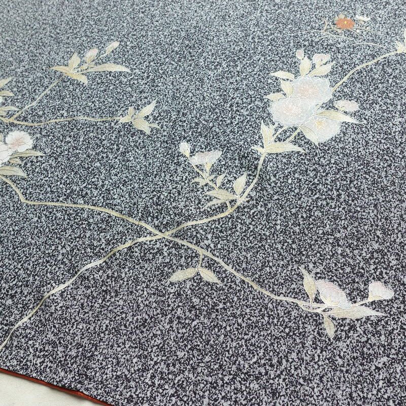 付け下げ 良品 しつけ糸付き 縮緬 正絹 花柄 袷仕立て 身丈162cm 裄丈65cm 箔 刺繍 金彩 フォーマル 着物 黒_画像13