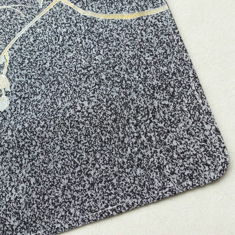 付け下げ 良品 しつけ糸付き 縮緬 正絹 花柄 袷仕立て 身丈162cm 裄丈65cm 箔 刺繍 金彩 フォーマル 着物 黒_画像16