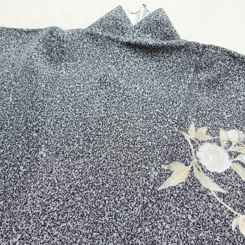 付け下げ 良品 しつけ糸付き 縮緬 正絹 花柄 袷仕立て 身丈162cm 裄丈65cm 箔 刺繍 金彩 フォーマル 着物 黒_画像17