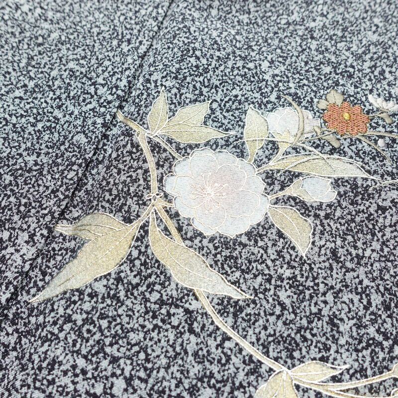 付け下げ 良品 しつけ糸付き 縮緬 正絹 花柄 袷仕立て 身丈162cm 裄丈65cm 箔 刺繍 金彩 フォーマル 着物 黒_画像18
