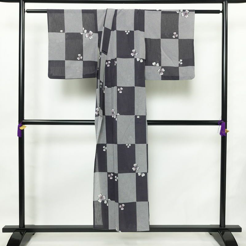 盛夏 小紋 ポリエステル チェック・格子柄 単衣仕立て 身丈151cm 裄丈65.5cm 桜 市松 鹿の子 着物 グレー_画像2