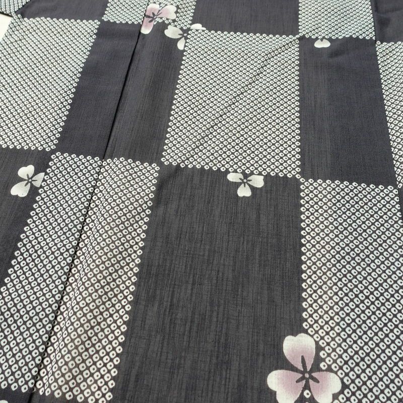 盛夏 小紋 ポリエステル チェック・格子柄 単衣仕立て 身丈151cm 裄丈65.5cm 桜 市松 鹿の子 着物 グレー_画像5