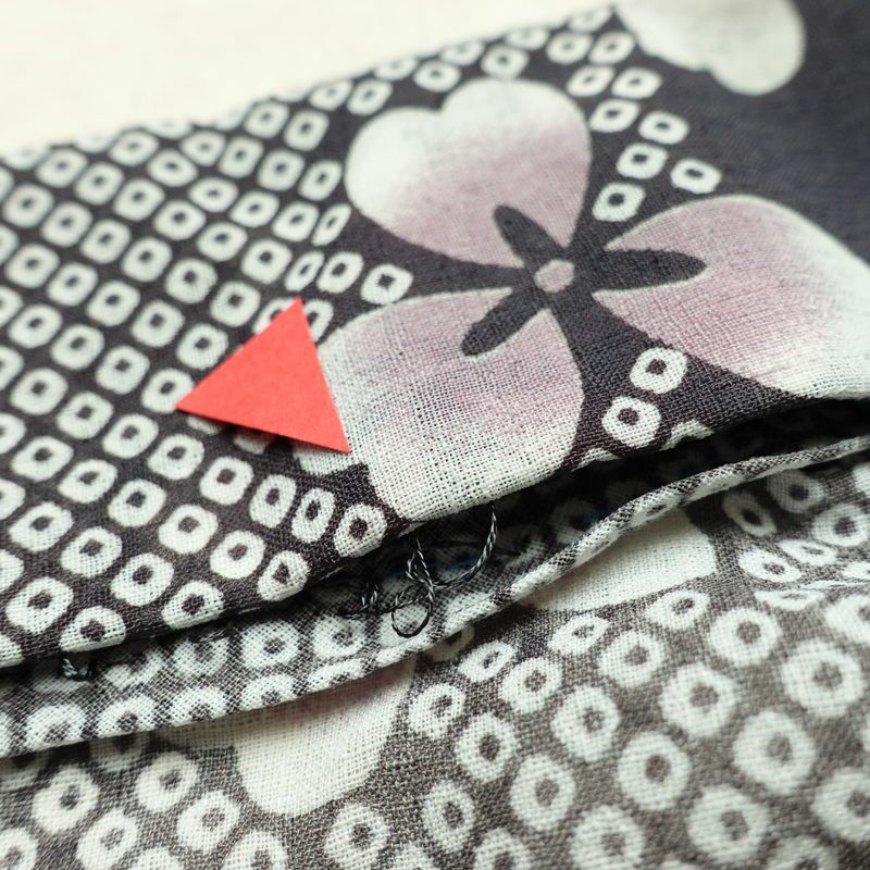 盛夏 小紋 ポリエステル チェック・格子柄 単衣仕立て 身丈151cm 裄丈65.5cm 桜 市松 鹿の子 着物 グレー_画像20