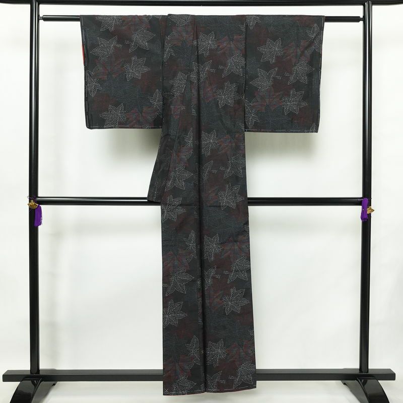 大島紬 証紙なし しつけ糸付き 正絹 木の葉・植物柄 袷仕立て 身丈155cm 裄丈63cm カジュアル 紅葉 着物 黒_画像2