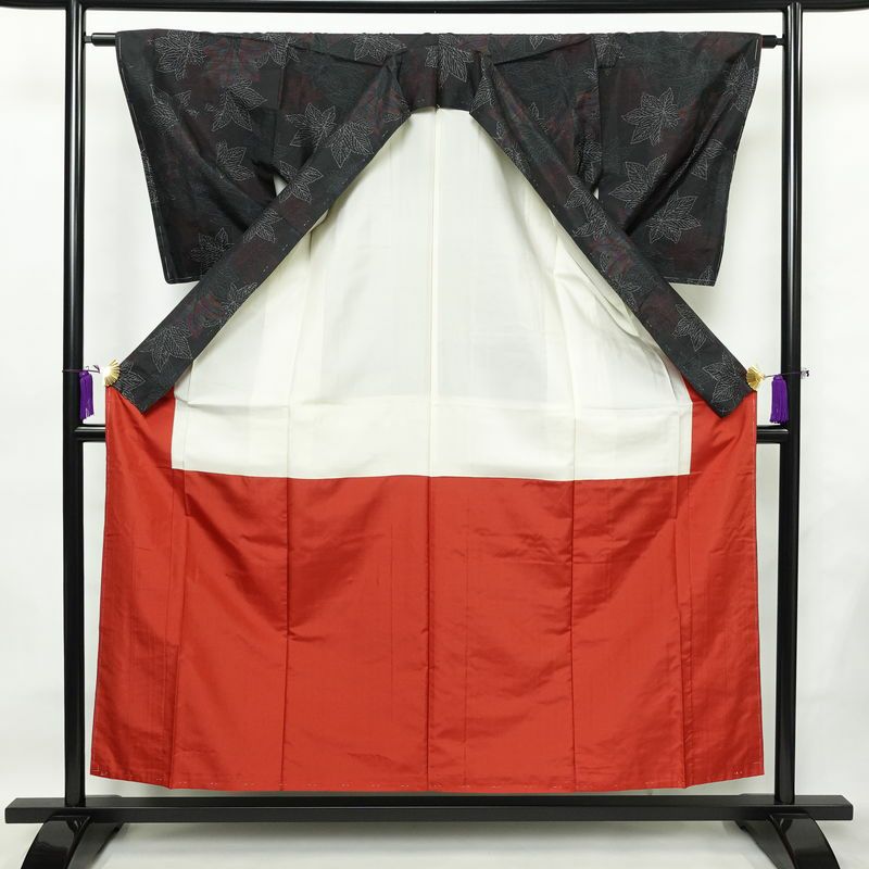 大島紬 証紙なし しつけ糸付き 正絹 木の葉・植物柄 袷仕立て 身丈155cm 裄丈63cm カジュアル 紅葉 着物 黒_画像3