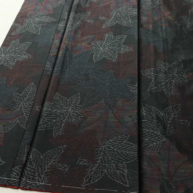 大島紬 証紙なし しつけ糸付き 正絹 木の葉・植物柄 袷仕立て 身丈155cm 裄丈63cm カジュアル 紅葉 着物 黒_画像4