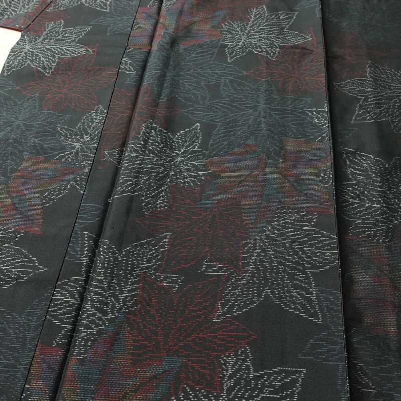 大島紬 証紙なし しつけ糸付き 正絹 木の葉・植物柄 袷仕立て 身丈155cm 裄丈63cm カジュアル 紅葉 着物 黒_画像5