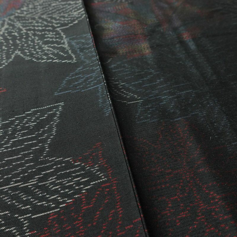 大島紬 証紙なし しつけ糸付き 正絹 木の葉・植物柄 袷仕立て 身丈155cm 裄丈63cm カジュアル 紅葉 着物 黒_画像10