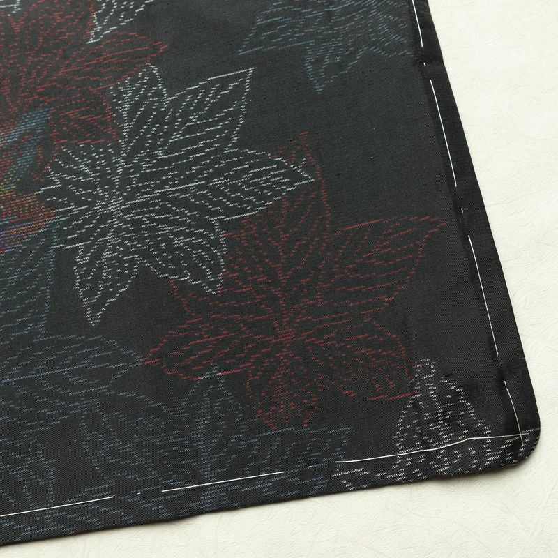 大島紬 証紙なし しつけ糸付き 正絹 木の葉・植物柄 袷仕立て 身丈155cm 裄丈63cm カジュアル 紅葉 着物 黒_画像15