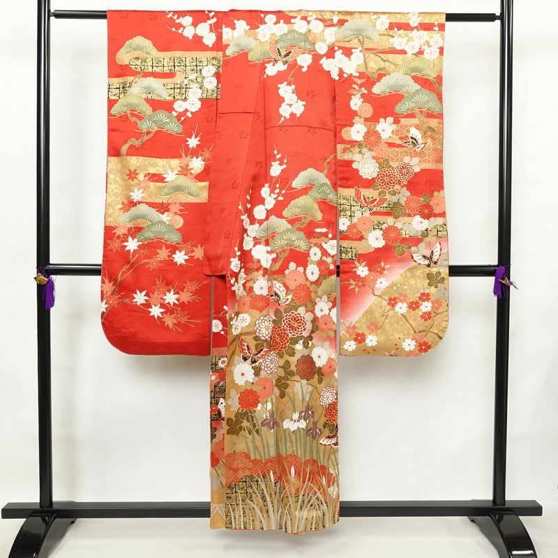 振袖 良品 金駒刺繍 綸子 正絹 古典柄 袷仕立て 身丈153.5cm 裄丈63cm 箔 金彩 フォーマル 着物 成人式 二十歳 松 菊 菖蒲 赤・朱_画像2