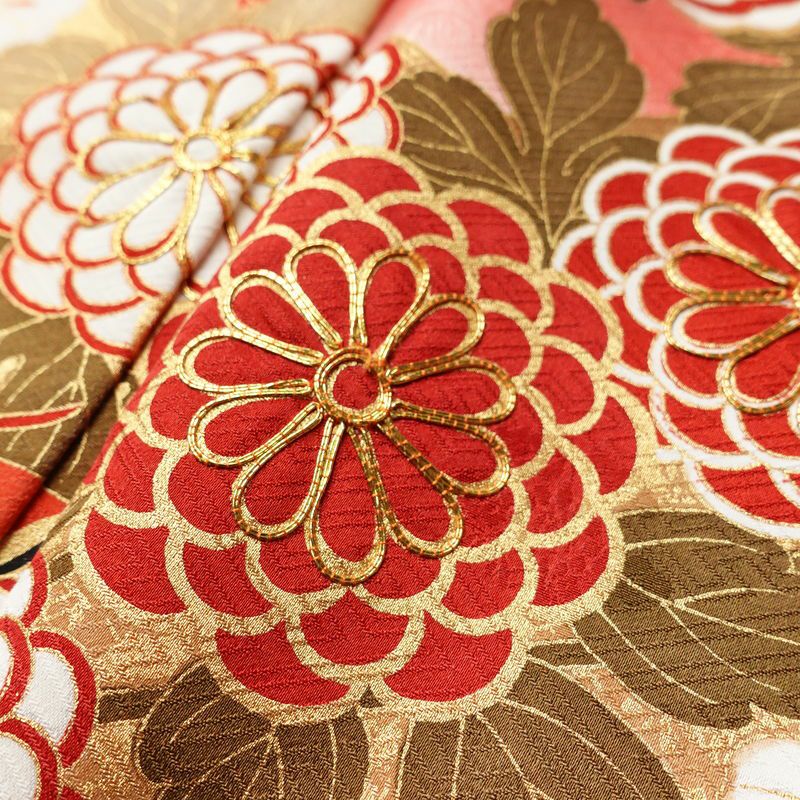 振袖 良品 金駒刺繍 綸子 正絹 古典柄 袷仕立て 身丈153.5cm 裄丈63cm 箔 金彩 フォーマル 着物 成人式 二十歳 松 菊 菖蒲 赤・朱_画像7