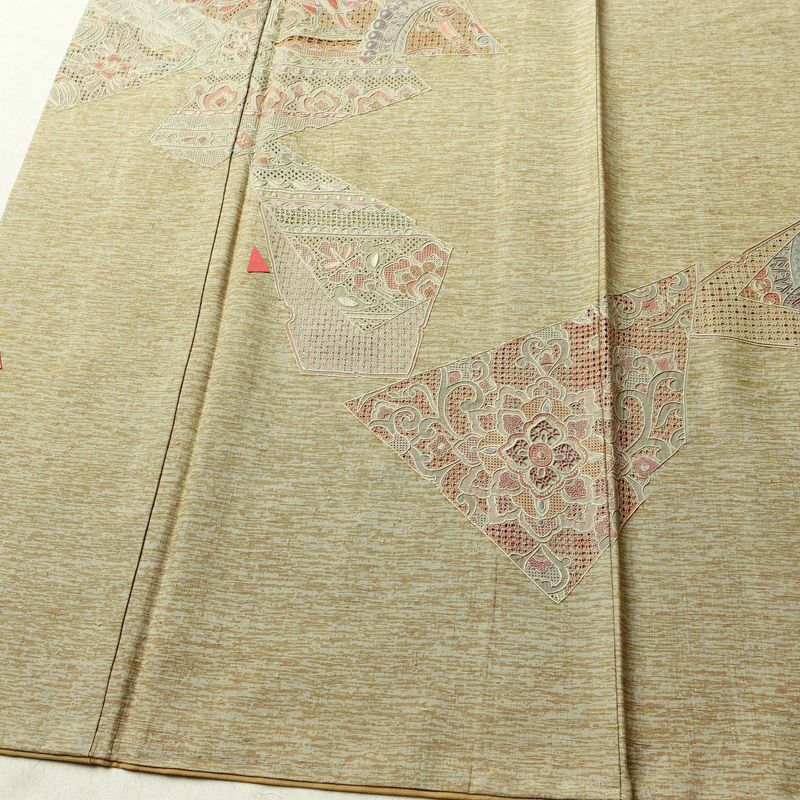 付け下げ スワトウ刺繍 相良刺繍 正絹 幾何学柄・抽象柄 袷仕立て 身丈159.5cm 裄丈65cm 刺繍 フォーマル 着物 紬地 黄・黄土色_画像4