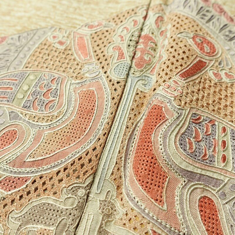 付け下げ スワトウ刺繍 相良刺繍 正絹 幾何学柄・抽象柄 袷仕立て 身丈159.5cm 裄丈65cm 刺繍 フォーマル 着物 紬地 黄・黄土色_画像7