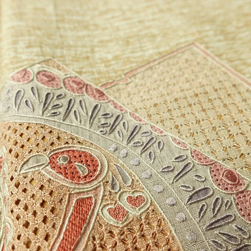 付け下げ スワトウ刺繍 相良刺繍 正絹 幾何学柄・抽象柄 袷仕立て 身丈159.5cm 裄丈65cm 刺繍 フォーマル 着物 紬地 黄・黄土色_画像8
