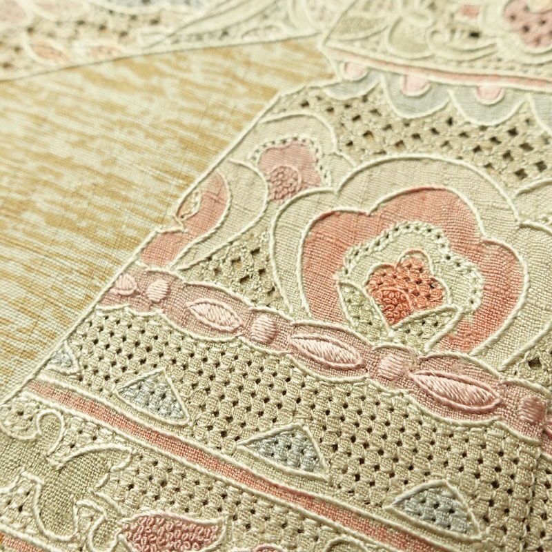 付け下げ スワトウ刺繍 相良刺繍 正絹 幾何学柄・抽象柄 袷仕立て 身丈159.5cm 裄丈65cm 刺繍 フォーマル 着物 紬地 黄・黄土色_画像10
