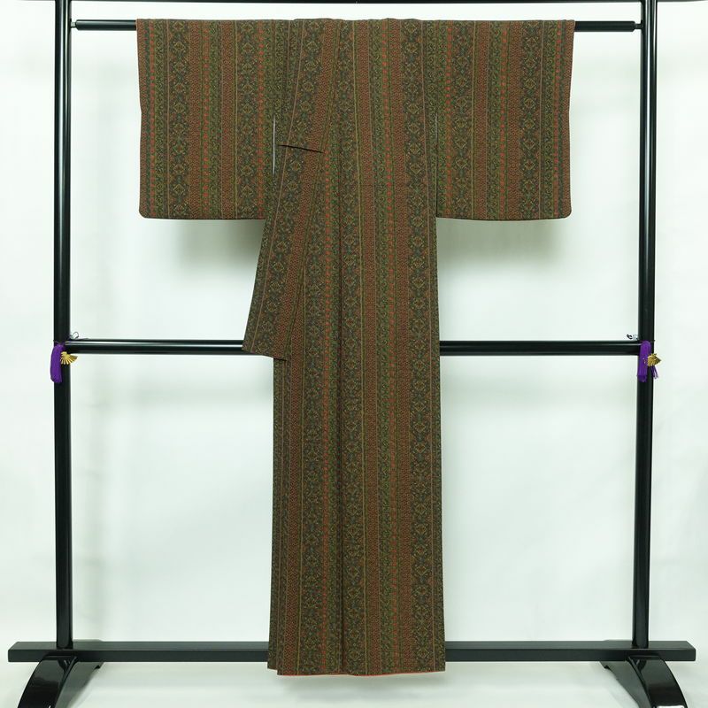 小紋 良品 縮緬 総柄 正絹 縞柄・線柄 袷仕立て 身丈154cm 裄丈64cm 着物 緑・うぐいす色_画像2