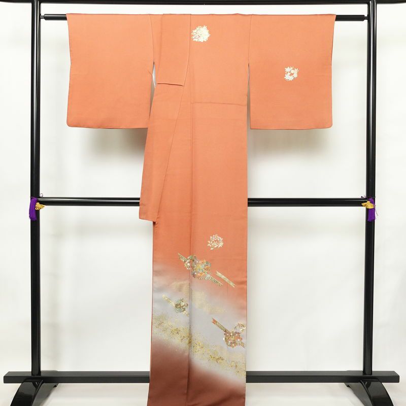 付け下げ 金駒刺繍 正絹 花柄 袷仕立て 身丈165cm 裄丈69cm 箔 刺繍 金彩 フォーマル 着物 入学式 卒業式 結婚式 くすみ朱色 赤・朱_画像2