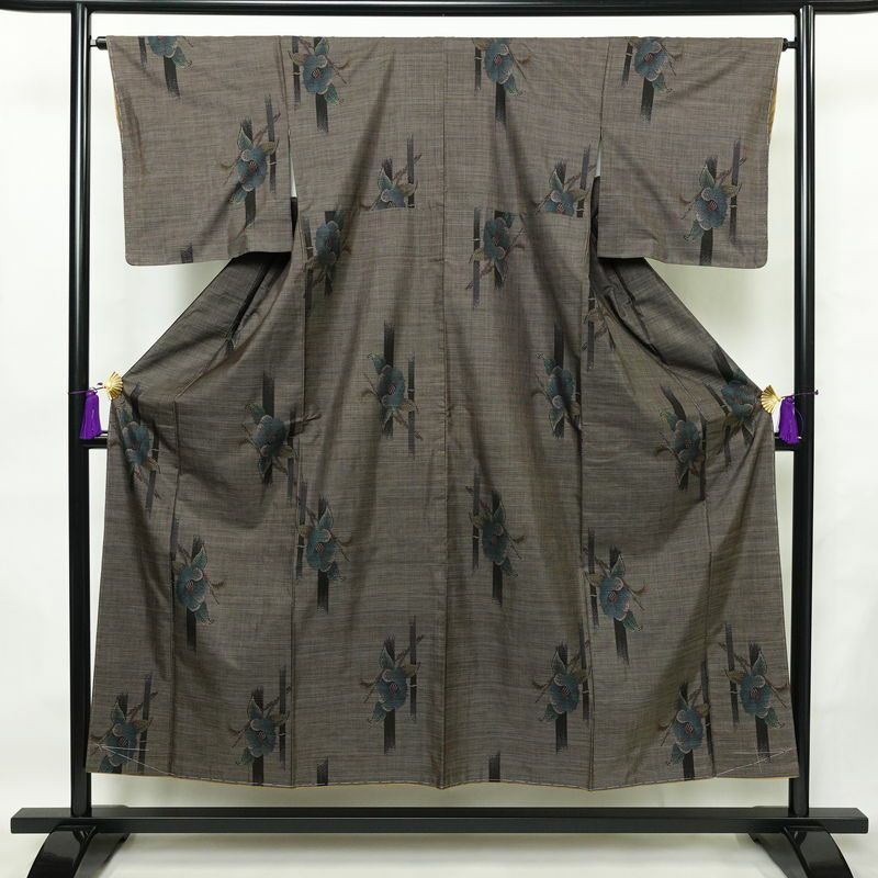 本場大島紬 大島紬 美品 古代染色純泥染 伝統的工芸品 証紙あり しつけ糸付き 正絹 花柄 袷仕立て 身丈152cm 裄丈65cm 着物 茶_画像1