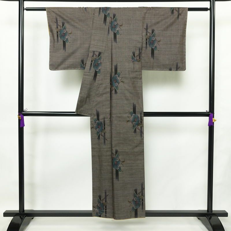 本場大島紬 大島紬 美品 古代染色純泥染 伝統的工芸品 証紙あり しつけ糸付き 正絹 花柄 袷仕立て 身丈152cm 裄丈65cm 着物 茶_画像2