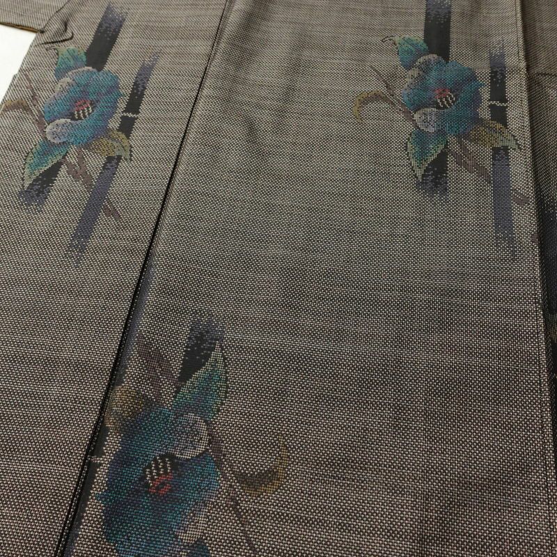 本場大島紬 大島紬 美品 古代染色純泥染 伝統的工芸品 証紙あり しつけ糸付き 正絹 花柄 袷仕立て 身丈152cm 裄丈65cm 着物 茶_画像5